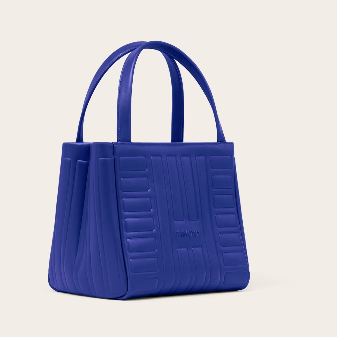 ของใหม่จริง ๆ คือ Groove Mini Shopping Bag ที่มีทั้ง Umber และ Ultramarine เป็นเวอร์ชันย่อส่วนของทรงออริจินัล ผลิตในอิตาลีจากหนังลูกวัวผิวเรียบที่ทนทาน ฟิตติงแพลเลเดียมเงา ปิดด้วยแม่เหล็ก ถือด้วยมือ สะพายข้าง หรือคล้องไหล่ก็ได้ด้วยสายที่ถอดและปรับความยาวได้