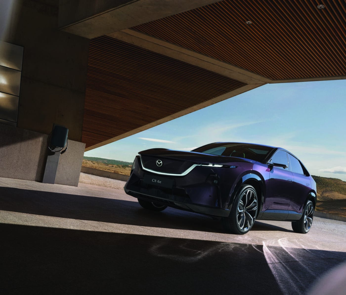 Mazda CX-6e SUV ไฟฟ้าที่เพิ่งเปิดตัวในไทยต้นเดือนตุลาคม 2569 ราคา 1,259,000 บาท (Premium) และ 1,299,000 บาท (Premium Sports) มีสีที่ถูกส่งออกมาเป็นหน้าเป็นตาคือ Nightfall Violet บอกกันตรง ๆ ก่อน เรายังไม่ได้เห็นหรือนั่งคันจริง ทุกอย่างในบทความมาจากเว็บไซต์และโบรชัวร์ของ Mazda ประเทศไทย ส่วนความเห็นคือความเห็นจากภาพและสเปก