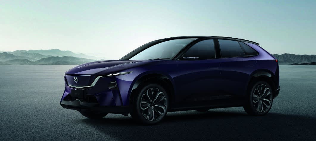เราคิดว่าเหมาะกับคนที่ชอบเส้นสายของ Mazda แต่ต้องการพื้นที่แบบ SUV กับคนที่แต่งตัวโทนเดียวทั้งลุคเป็นประจำ และกับทาสหมาทาสแมวที่ไม่อยากเลือกระหว่างรถสวยกับรถที่ใช้งานได้ ถ้าซื้อเพราะสี ส่วนต่าง 40,000 บาทไปรุ่น Premium Sports คือราคาของห้องโดยสารม่วง-ขาวที่ทำให้ลุคนี้ครบ