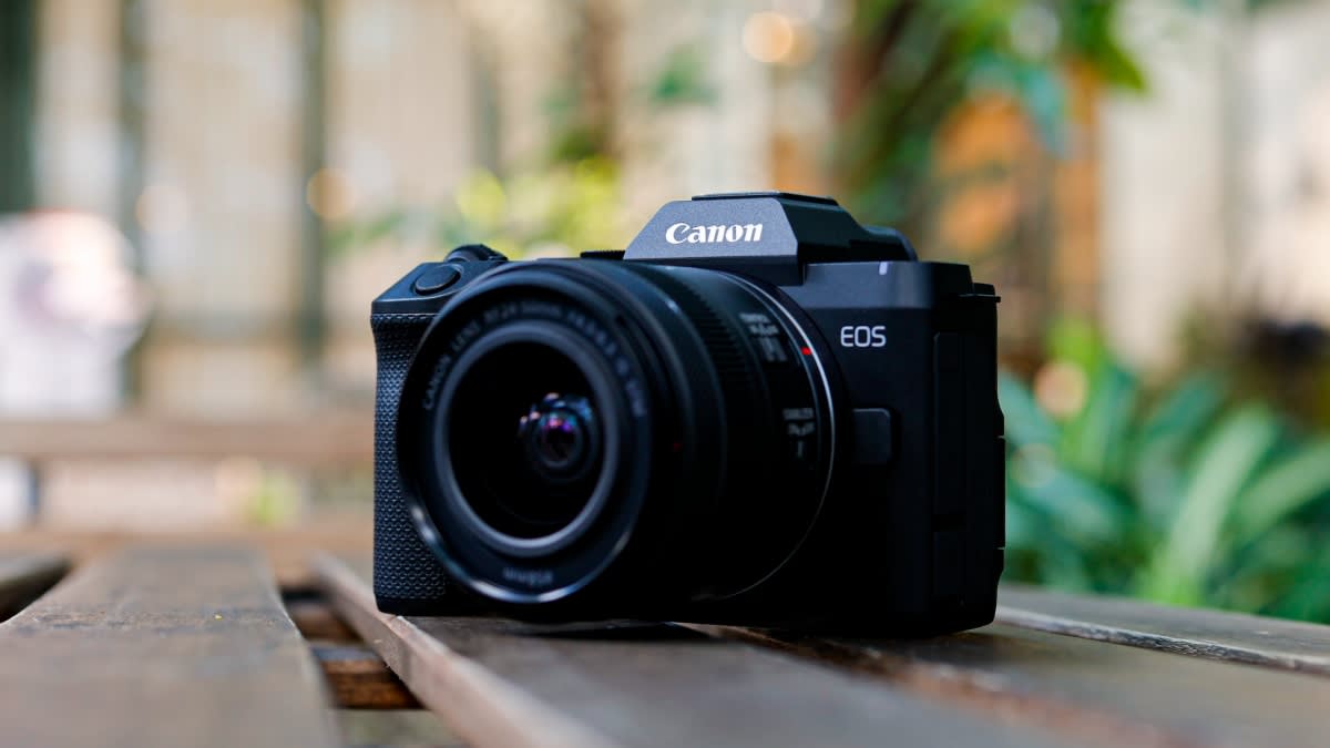 แคนนอนประเทศไทยเปิดตัว Canon EOS R8 Mark II กล้องมิเรอร์เลสฟูลเฟรมรุ่นเล็กที่เน้นกลุ่มครีเอเตอร์สายเที่ยวและไลฟ์สไตล์ เริ่มขายวันที่ 20 ตุลาคม 2569 ตัวเปล่าราคา 57,690 บาท ชุดพร้อมเลนส์ RF24-50mm f/4.5-6.3 IS STM ราคา 65,890 บาท ก่อนหน้านี้แคนนอนจัดกิจกรรม Created To Explore, Color Your World ที่กรุงเทพฯ เมื่อ 9 ตุลาคม ให้ครีเอเตอร์ลองใช้ฟีเจอร์สีของกล้อง