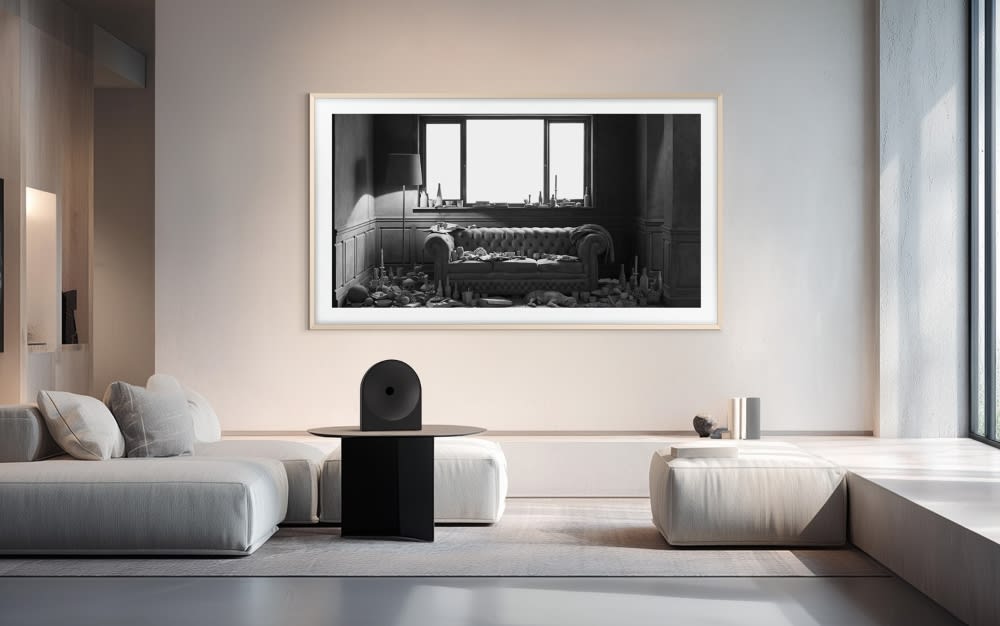 อีกชิ้นคือ “The Lounge (black and white)” ของ Hans Op de Beeck ศิลปินชาวเบลเยียมที่ขึ้นชื่อเรื่องฉากประติมากรรมโทนเดียว ชิ้นนี้เป็นห้องนั่งเล่นที่ปั้นขึ้นมาทั้งห้องอย่างละเอียด ดูเหมือนเวลาหยุดนิ่ง Daria Greene หัวหน้าฝ่ายคอนเทนต์ของ Samsung Art Store บอกว่าที่น่าสนใจคือศิลปินแต่ละคนเปลี่ยนเรื่องธรรมดาได้ต่างกันมาก คนหนึ่งใช้สี อีกคนสร้างทั้งโลกขึ้นมา