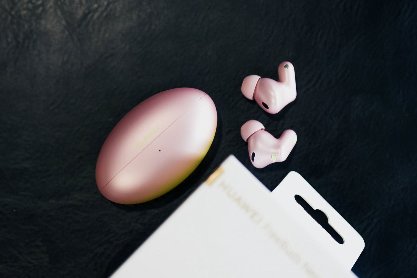 HUAWEI describes the ANC as adaptive to your surroundings, with an average of 30 dB across the full frequency range and up to 55 dB in certain bands (HUAWEI lab tests to IEC 60268-24). It uses an 11 mm dynamic driver and supports LDAC at up to 990 kbps with a phone that supports it. With compatible HUAWEI devices it can stream 48kHz/24-bit lossless audio at up to 2.3 Mbps (PHILE WEB identifies this as HUAWEI's L2HC codec). Japanese media report it carries the Hi-Res Audio mark, and it has Spatial Audio with head tracking.