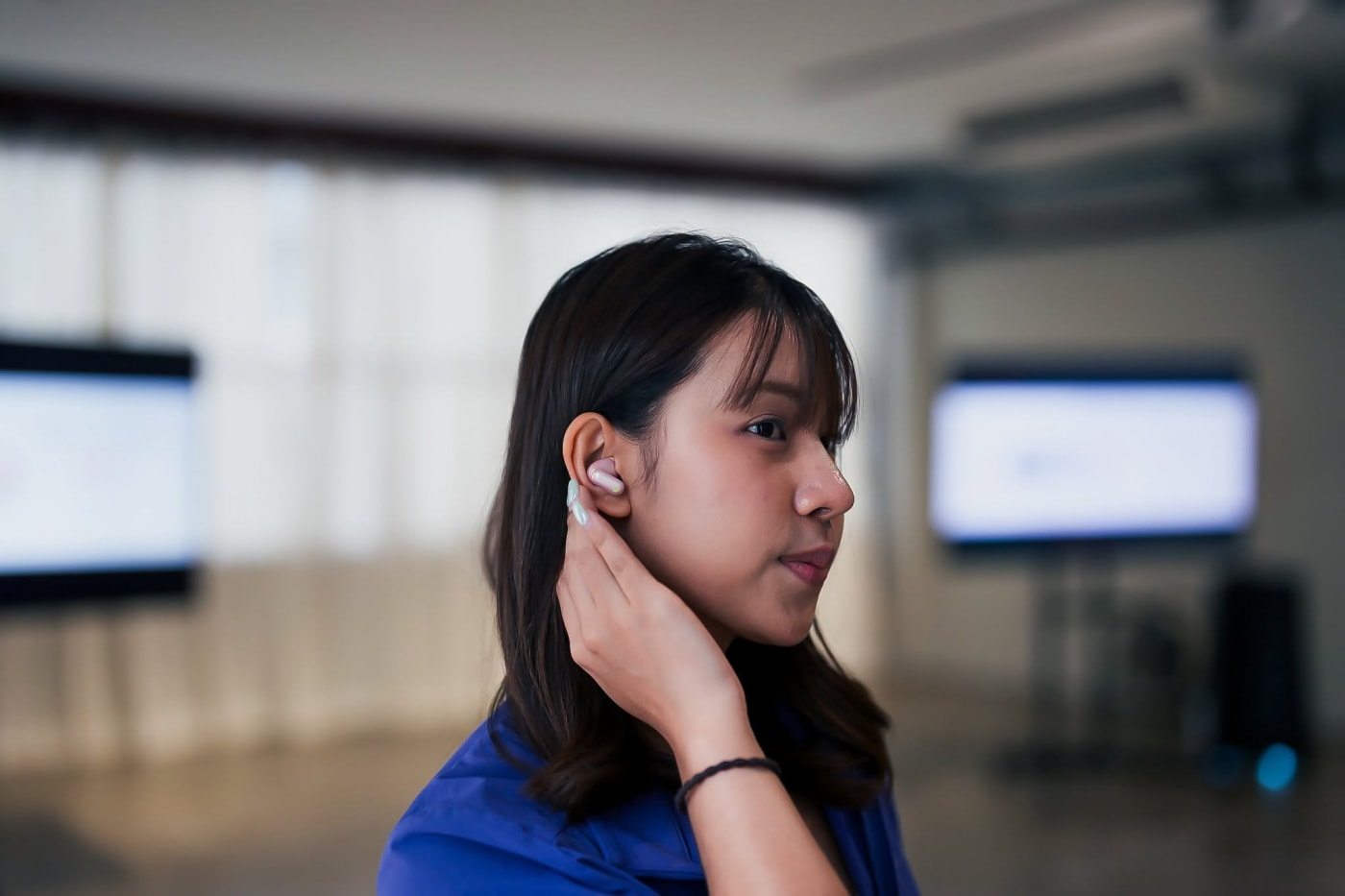 The first thing the TECHHaus team noticed was the egg-shaped case, which is genuinely cute, and how compact it is. When they tried the buds on, the fit was very good, and in their use the ANC really does cut out noise. On paper, each earbud weighs about 4.8 g and the case about 31.4 g, with a short-stem design.