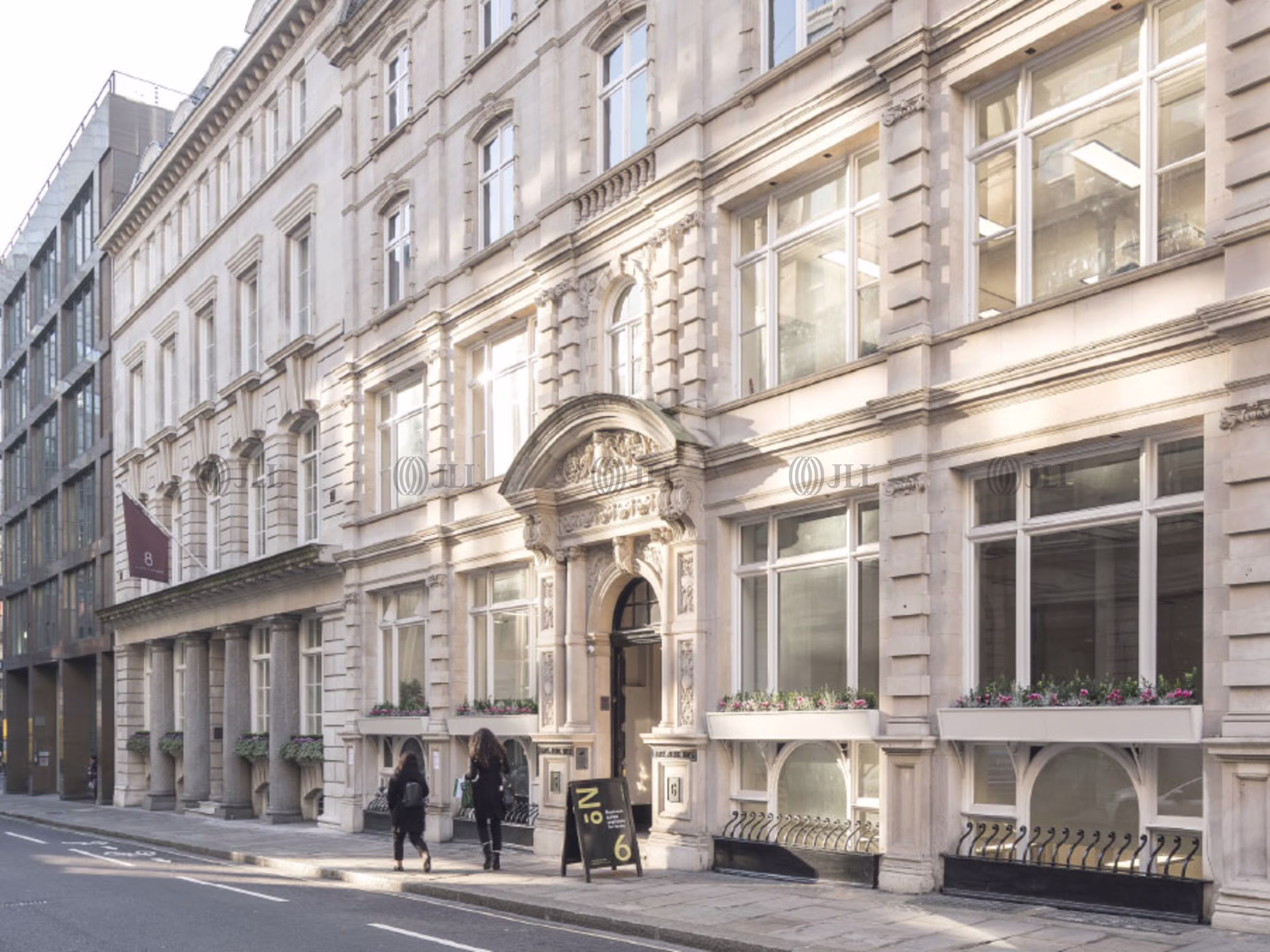 6 Lloyds Avenue