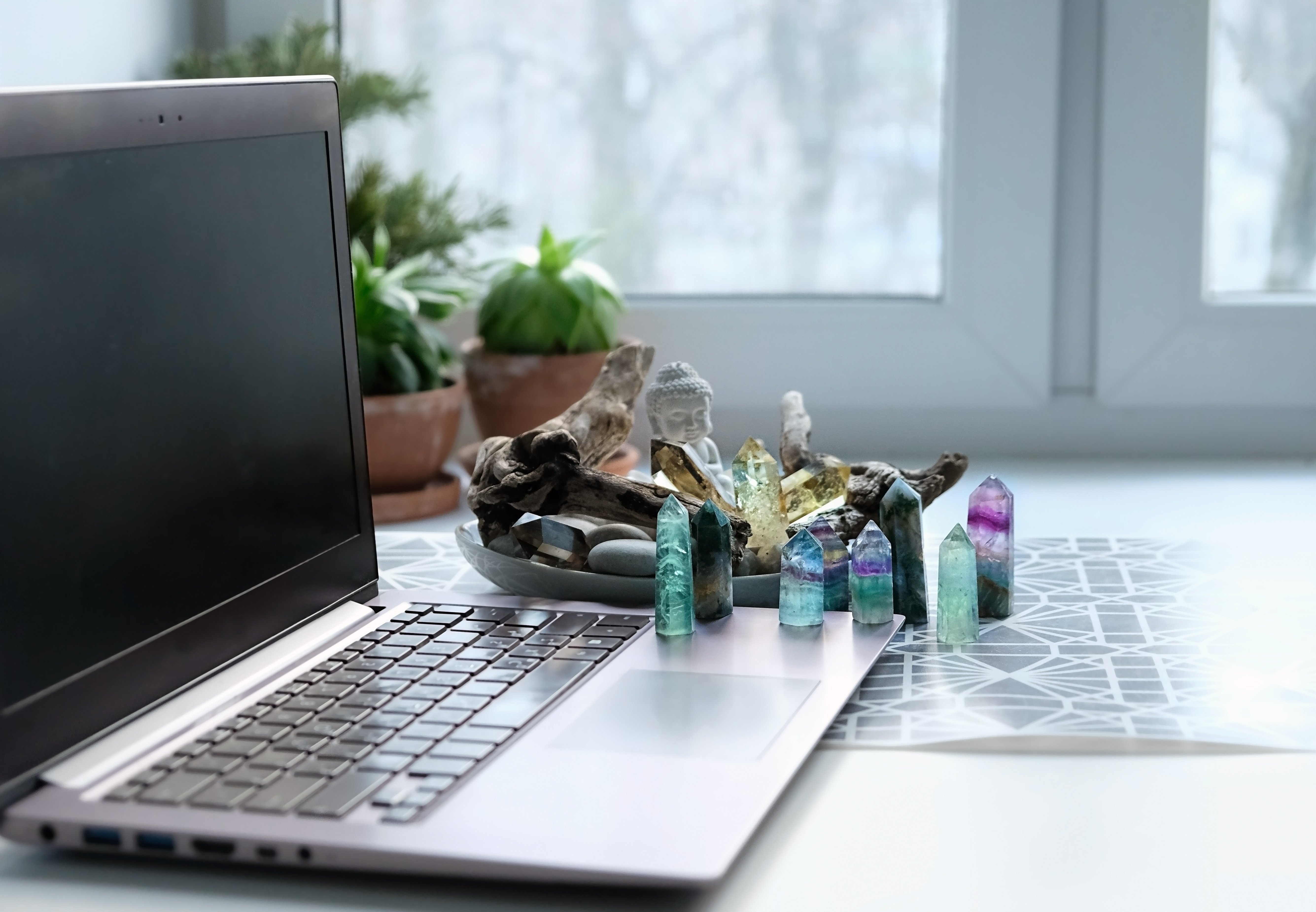 Office layout plan and energy-enhancing decorative placement
