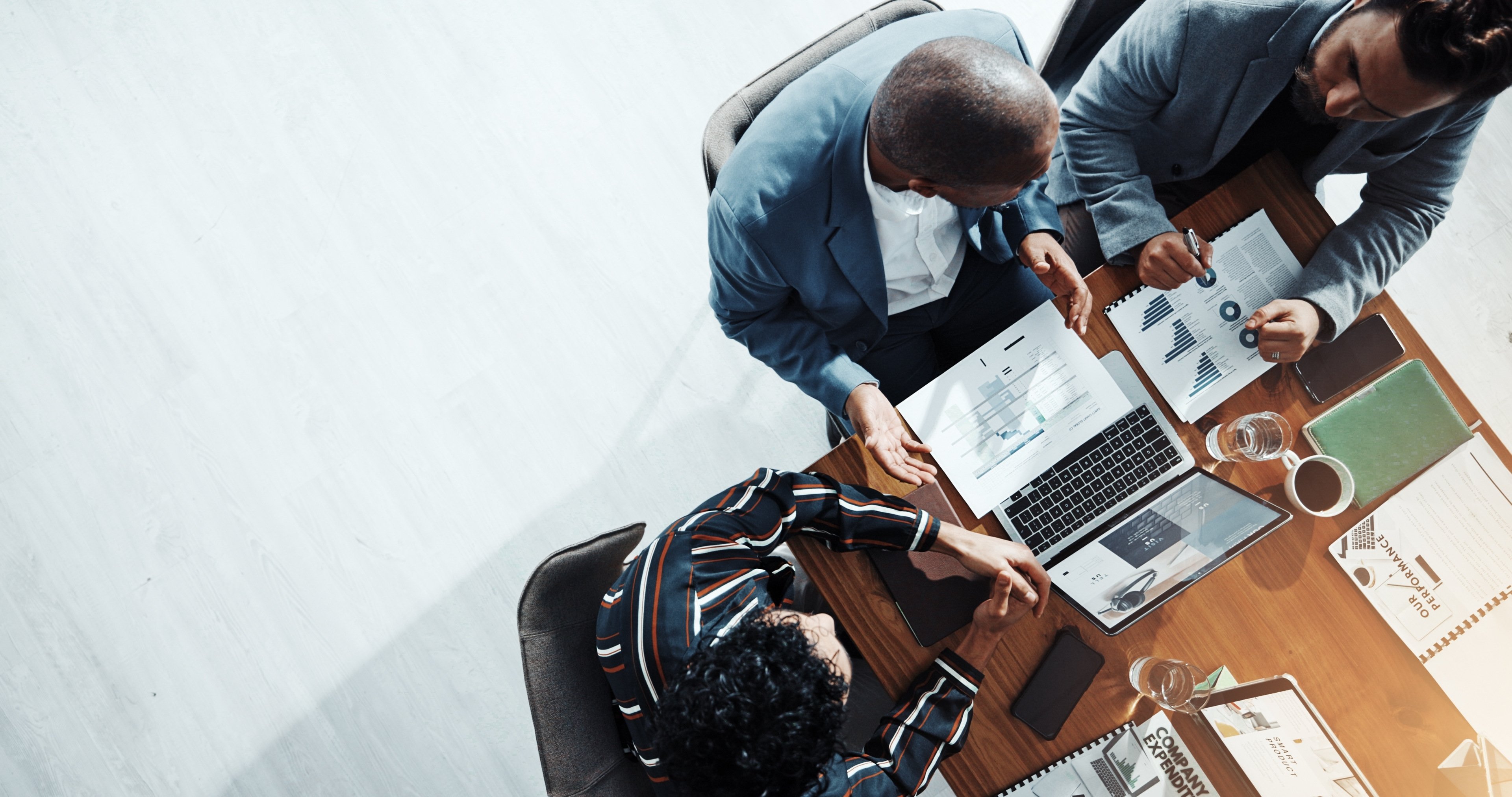 How do a limited partnership and a company differ? Pros and cons of each structure