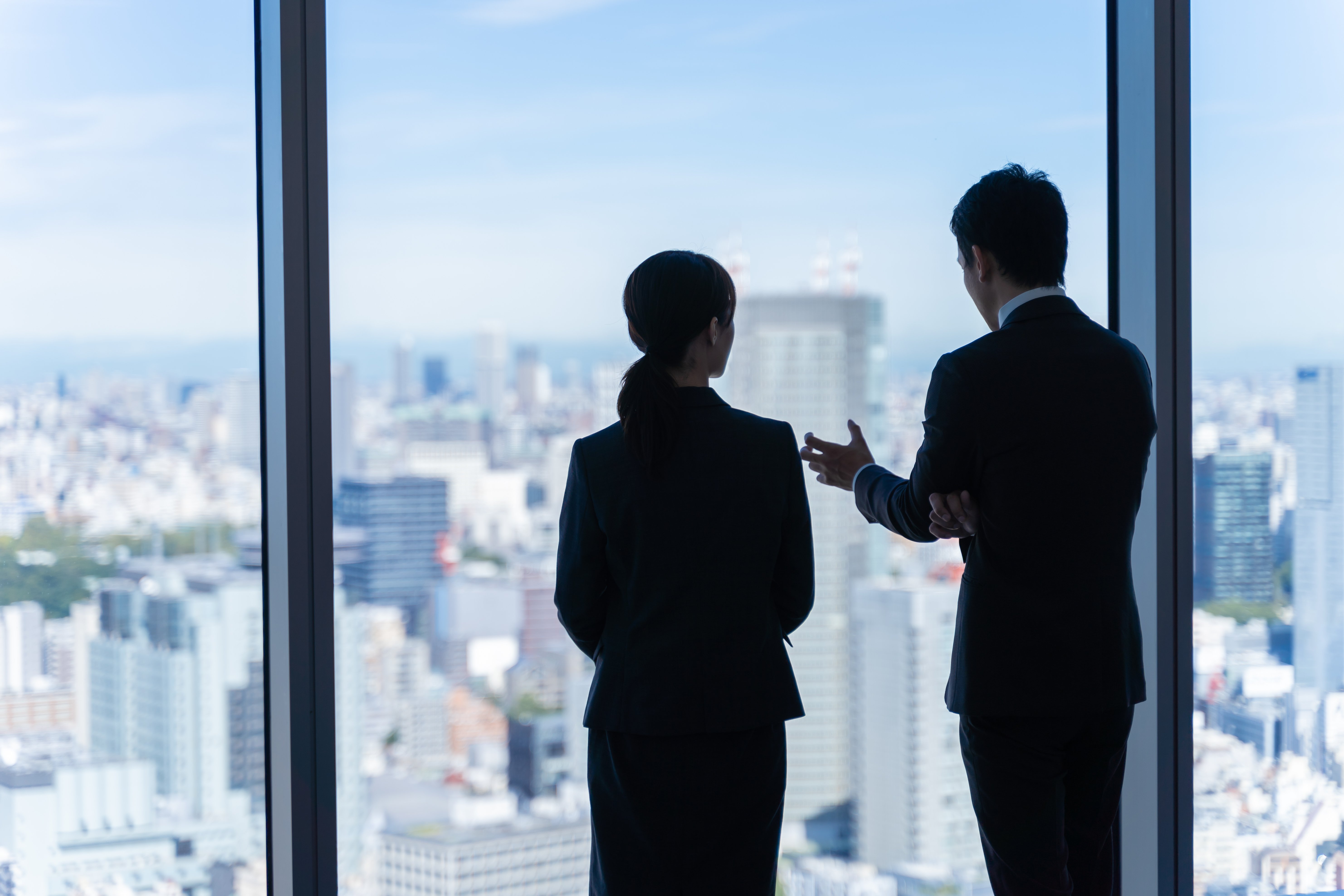 Benefits of renting an office through a broker and when to choose a monthly office lease