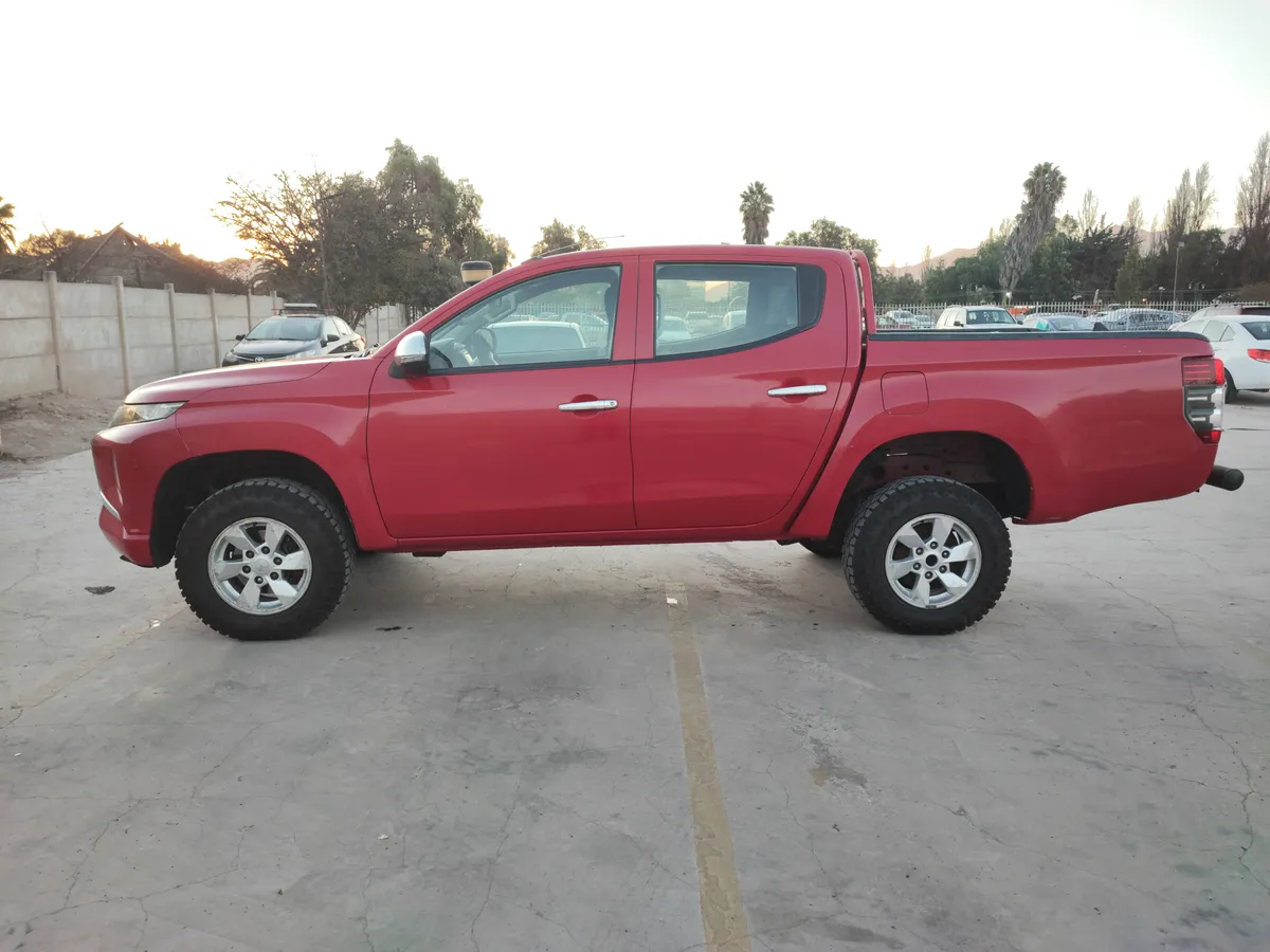 MITSUBISHI L200 2.4 Td Katana Crt Mt 4x4 Diesel año 2021