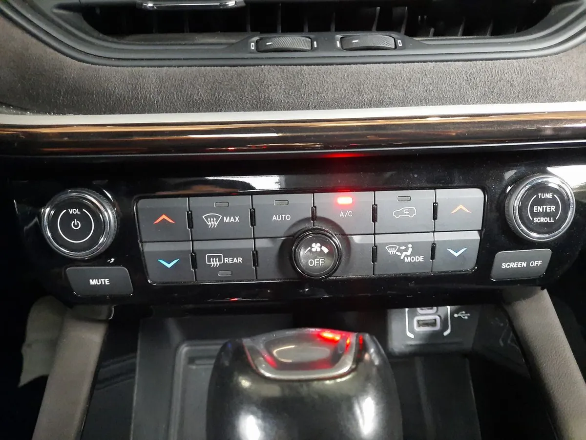 Jeep Commander 1.3t Overland T270 4x2 6at 5p año 2023
