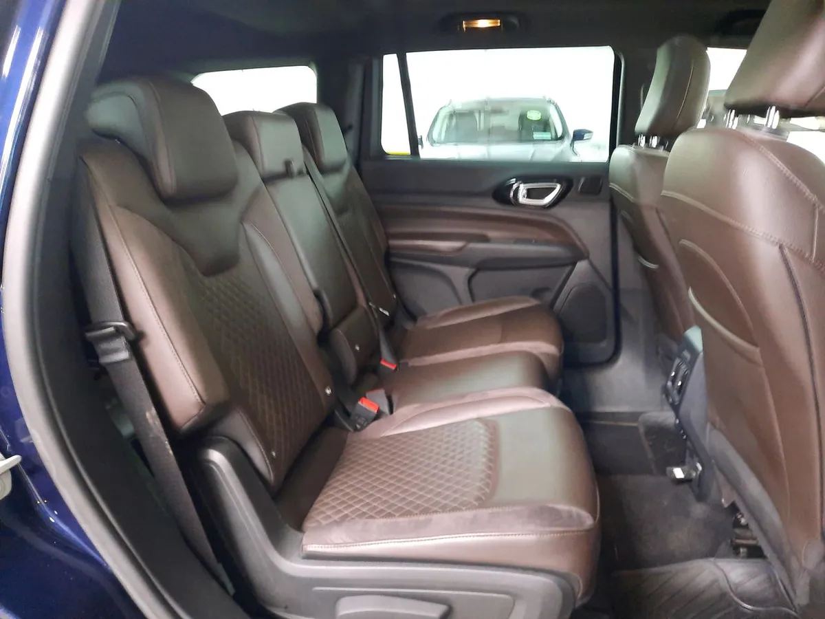 Jeep Commander 1.3t Overland T270 4x2 6at 5p año 2023