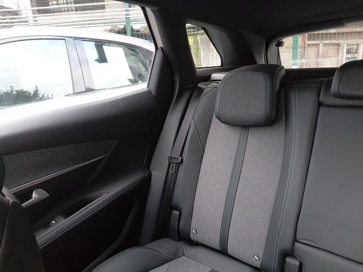 Peugeot 3008 1.5 Allure Pack Bluehdi 130 4x2 Eat8 5p año 2024