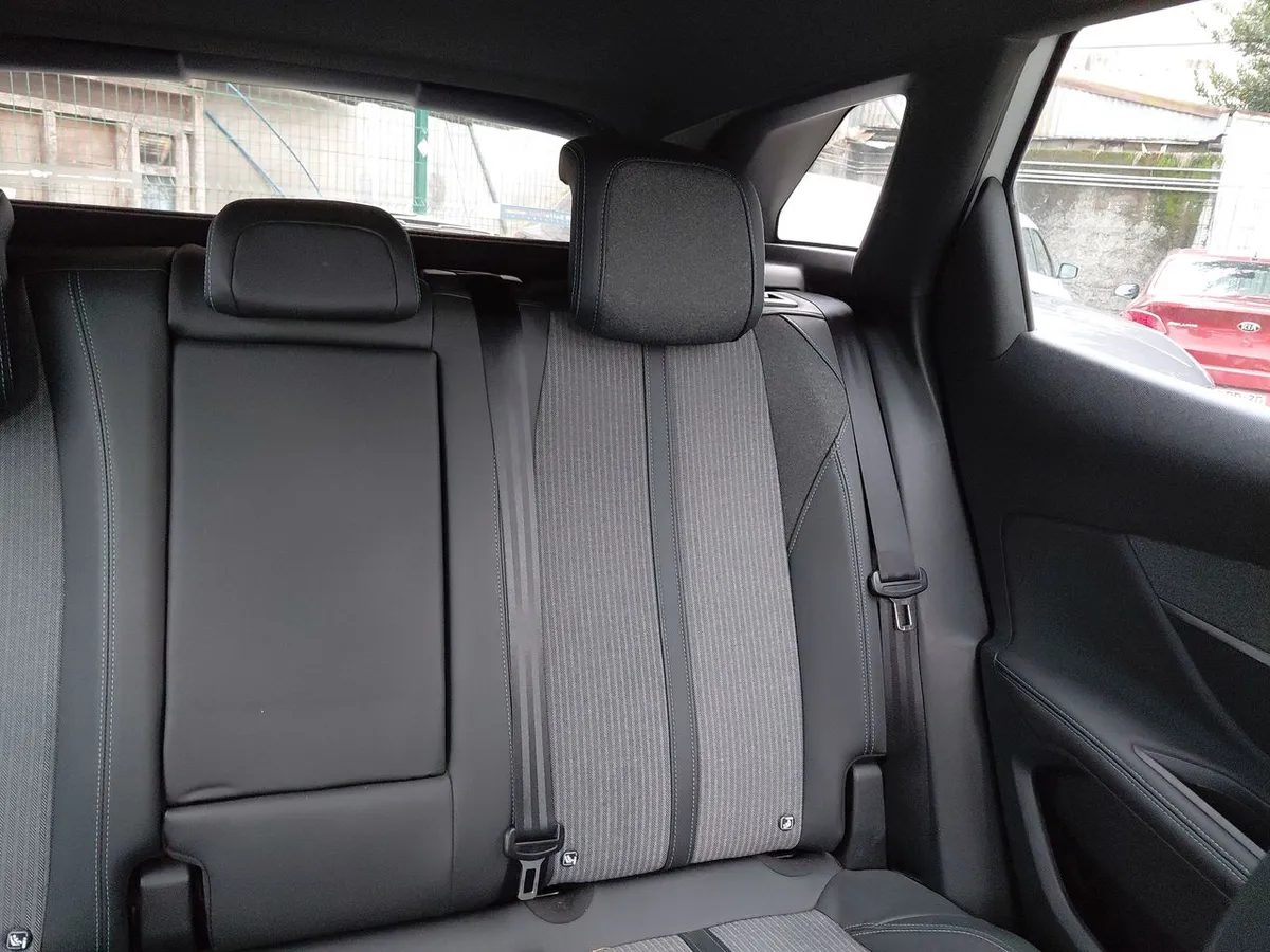 Peugeot 3008 1.5 Allure Pack Bluehdi 130 4x2 Eat8 5p año 2024