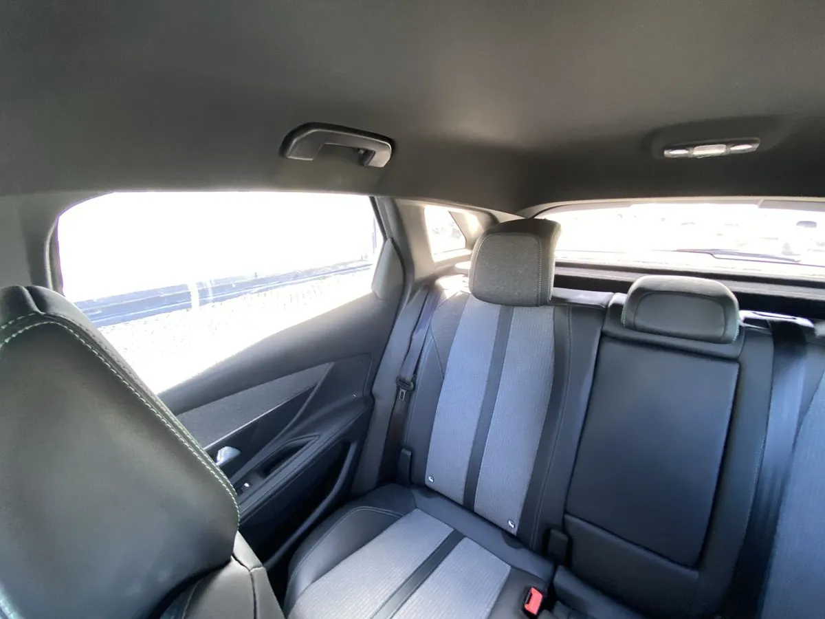 Peugeot 3008 1.5 Allure Pack Bluehdi 130 4x2 Eat8 5p año 2024