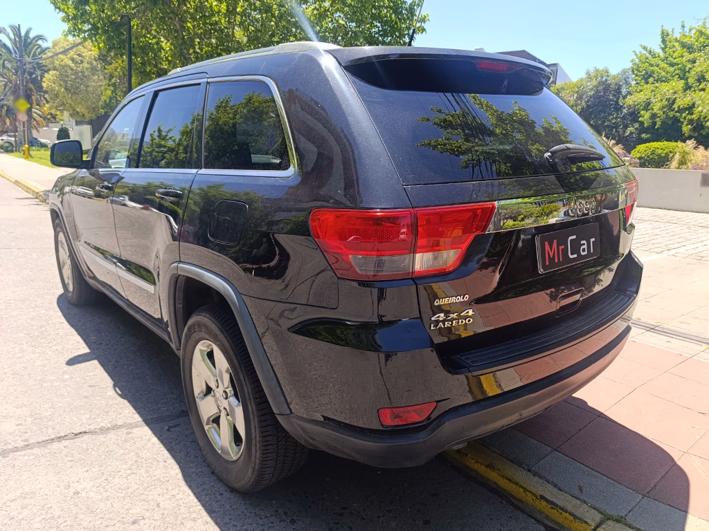 Jeep Grand Cherokee Laredo 4x4 año 2012