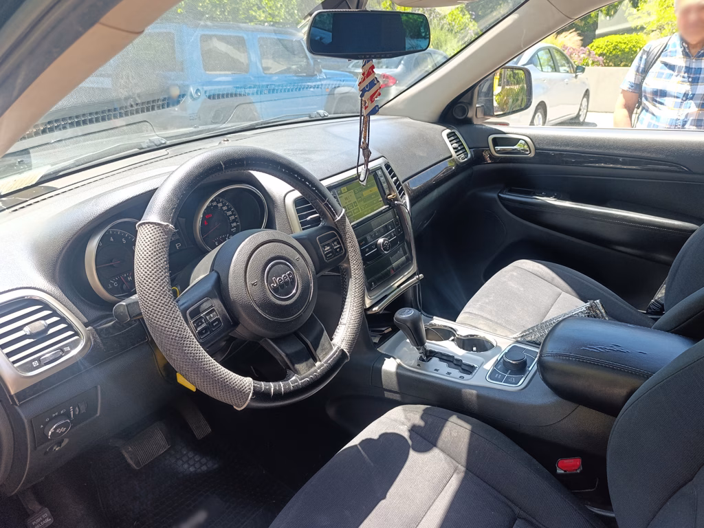 Jeep Grand Cherokee Laredo 4x4 año 2012