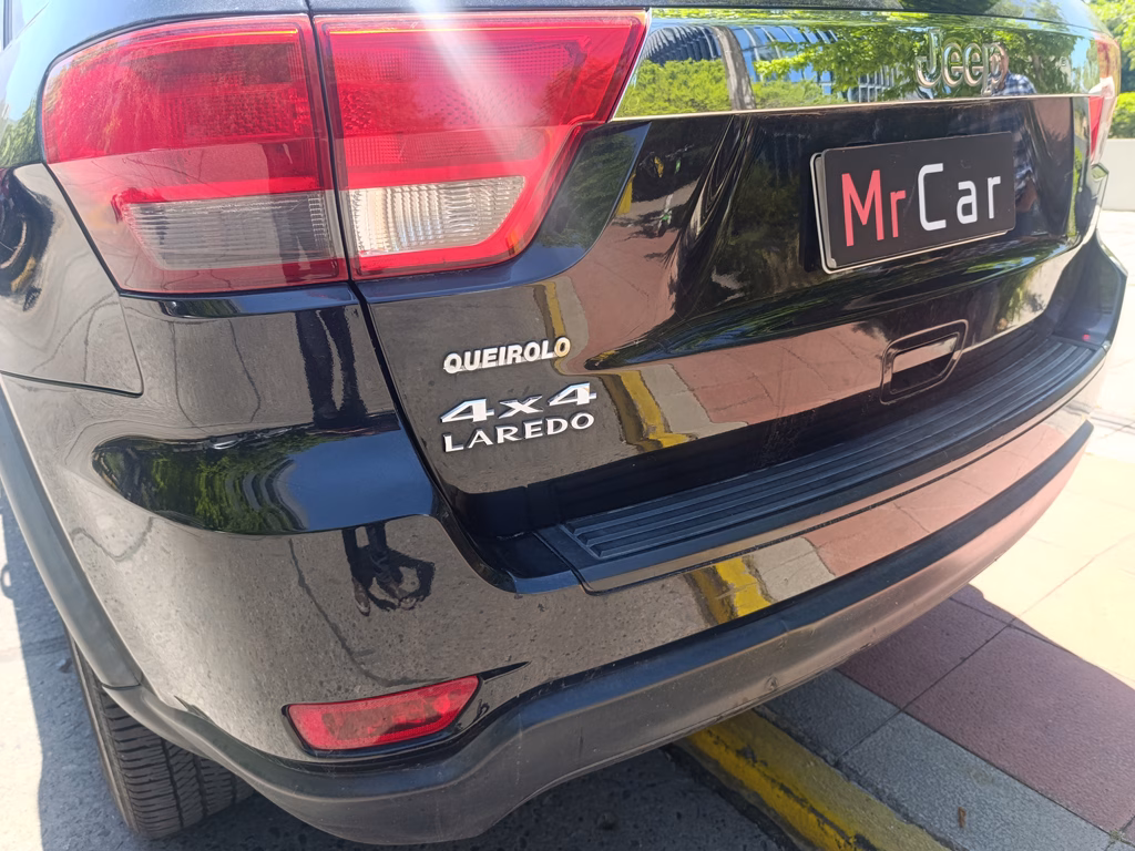 Jeep Grand Cherokee Laredo 4x4 año 2012