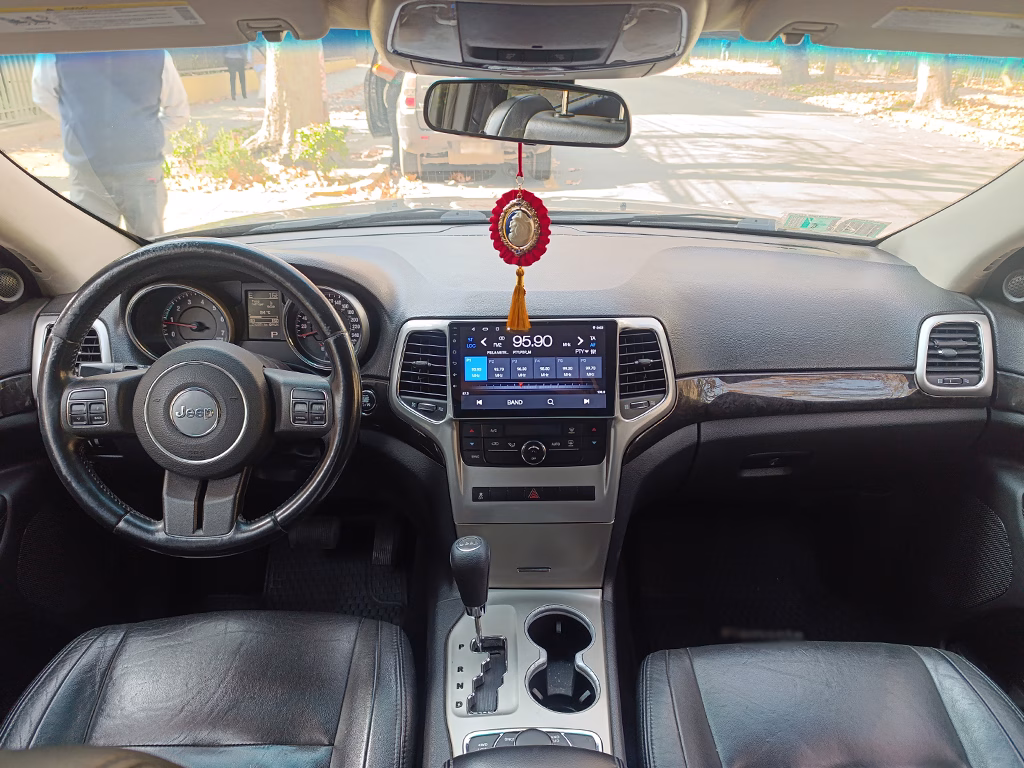 Jeep Grand Cherokee Laredo 4x4 año 2012