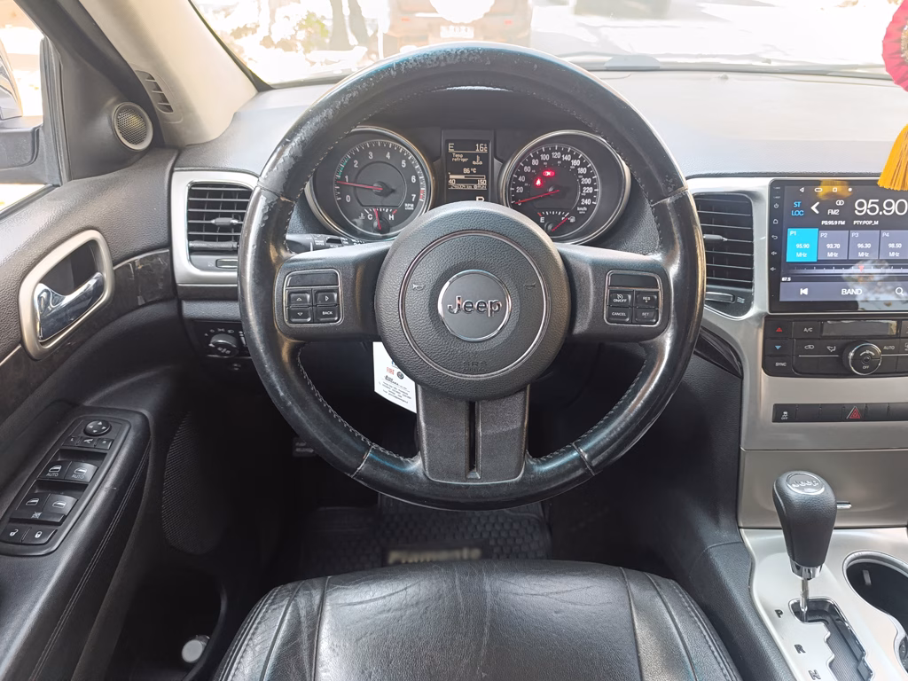 Jeep Grand Cherokee Laredo 4x4 año 2012