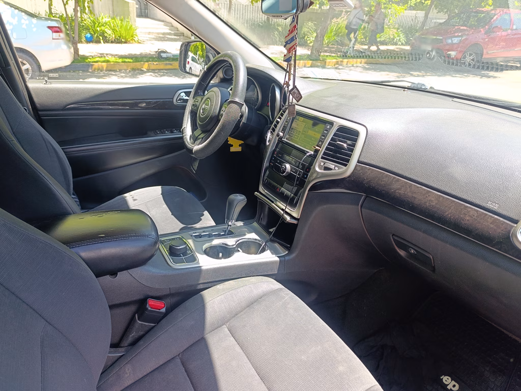 Jeep Grand Cherokee Laredo 4x4 año 2012