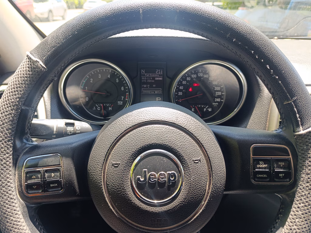 Jeep Grand Cherokee Laredo 4x4 año 2012