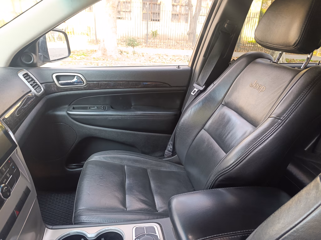 Jeep Grand Cherokee Laredo 4x4 año 2012