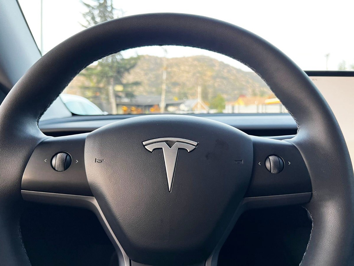 Tesla Model Y Standart Range año 2025