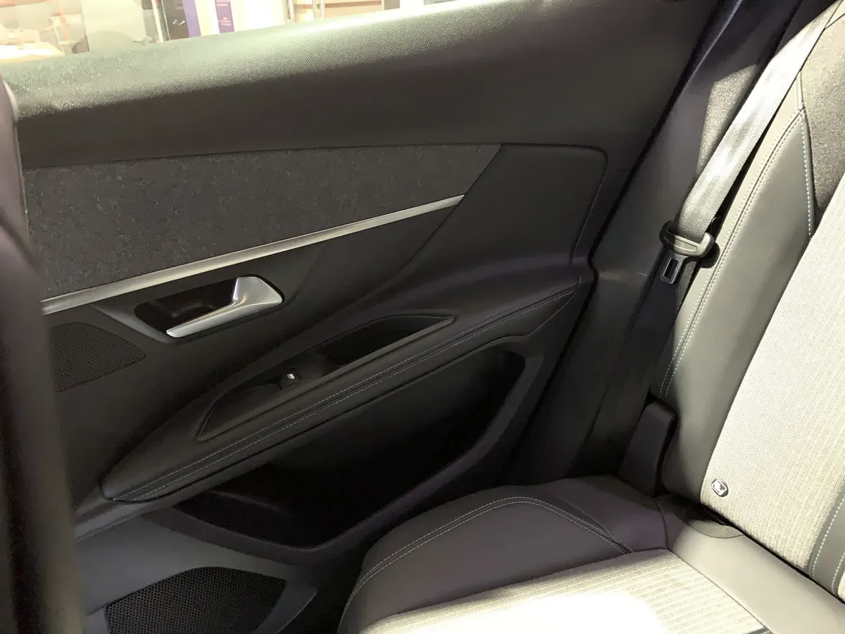 Peugeot 3008 1.5 Allure Pack Bluehdi 130 4x2 Eat8 5p año 2024