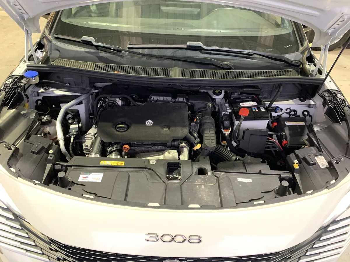 Peugeot 3008 1.5 Allure Pack Bluehdi 130 4x2 Eat8 5p año 2024