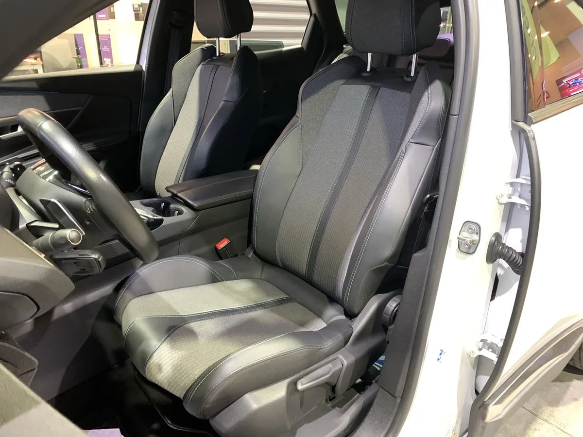 Peugeot 3008 1.5 Allure Pack Bluehdi 130 4x2 Eat8 5p año 2024