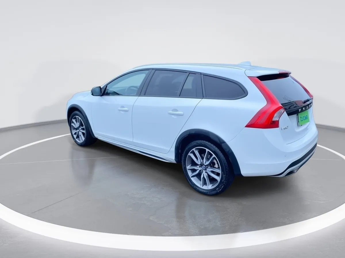 Volvo V60 2.5 D4 Diesel Cross Country Comfort Awd At 5p año 2019
