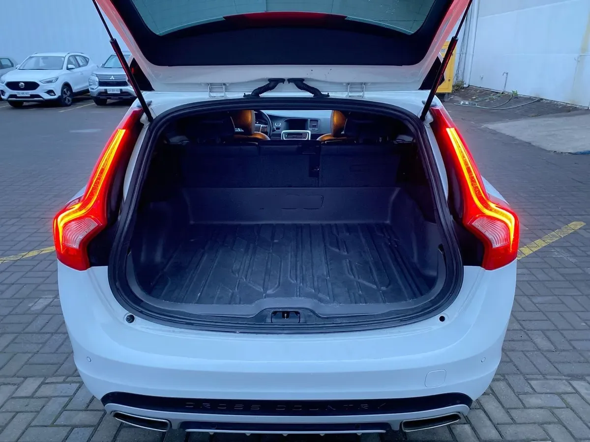 Volvo V60 2.5 D4 Diesel Cross Country Comfort Awd At 5p año 2019
