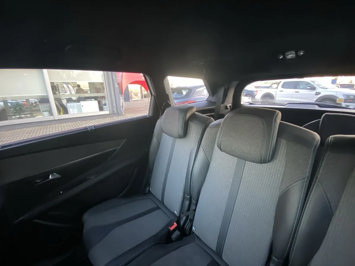 Peugeot 5008 1.5 Allure Pack Bluehdi 130 4x2 Eat8 5p año 2024