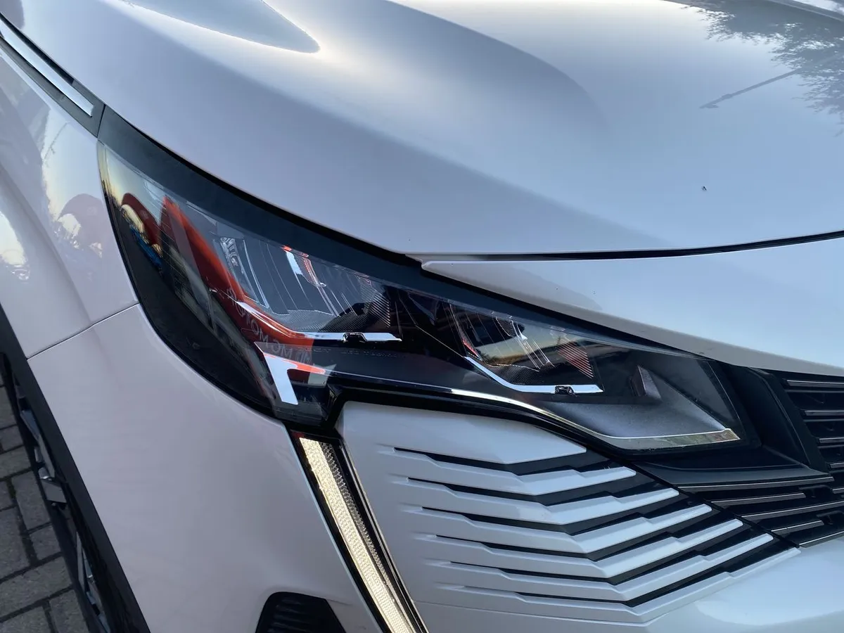 Peugeot 5008 1.5 Allure Pack Bluehdi 130 4x2 Eat8 5p año 2024