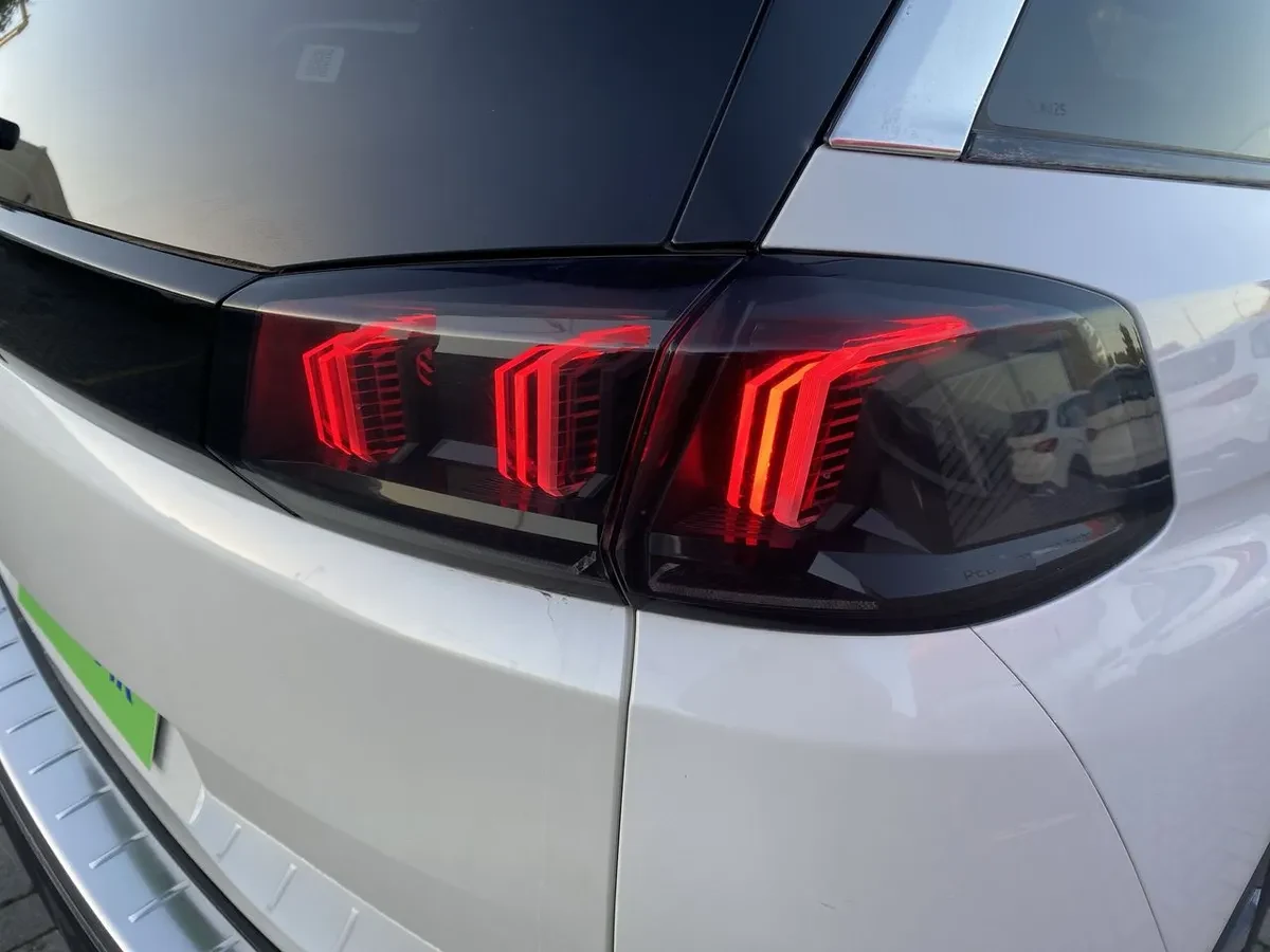 Peugeot 5008 1.5 Allure Pack Bluehdi 130 4x2 Eat8 5p año 2024