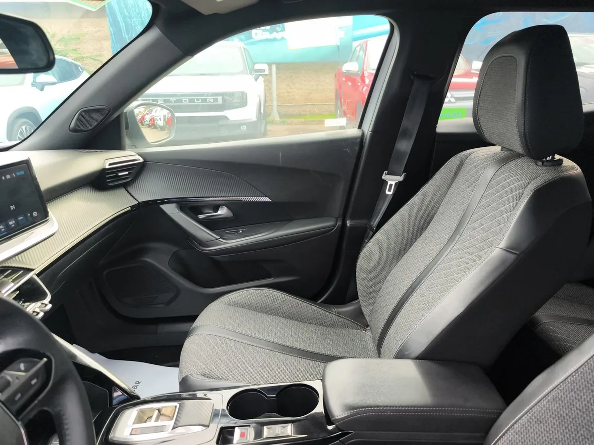 Peugeot 2008 1.5 Allure Pack Bluehdi 130hp Diesel 4x2 Eat8 5p año 2024