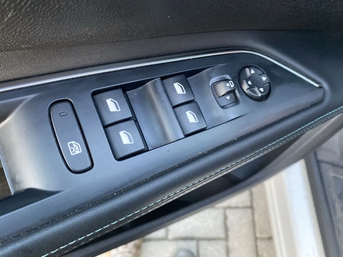 Peugeot 5008 1.5 Allure Pack Bluehdi 130 4x2 Eat8 5p año 2024
