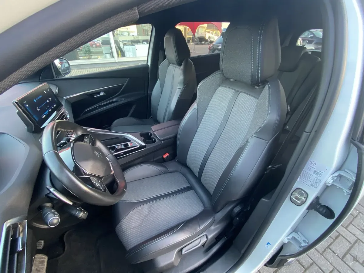 Peugeot 5008 1.5 Allure Pack Bluehdi 130 4x2 Eat8 5p año 2024