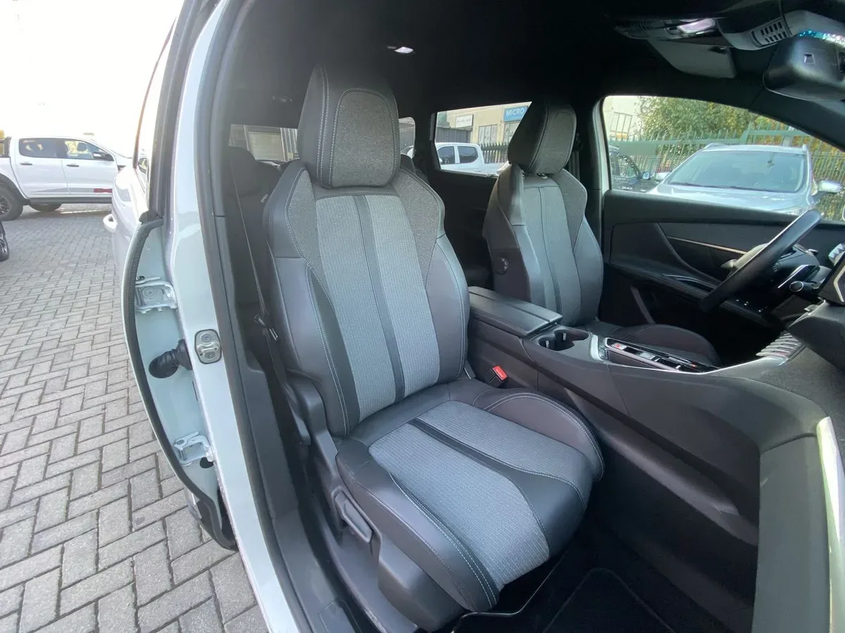Peugeot 5008 1.5 Allure Pack Bluehdi 130 4x2 Eat8 5p año 2024