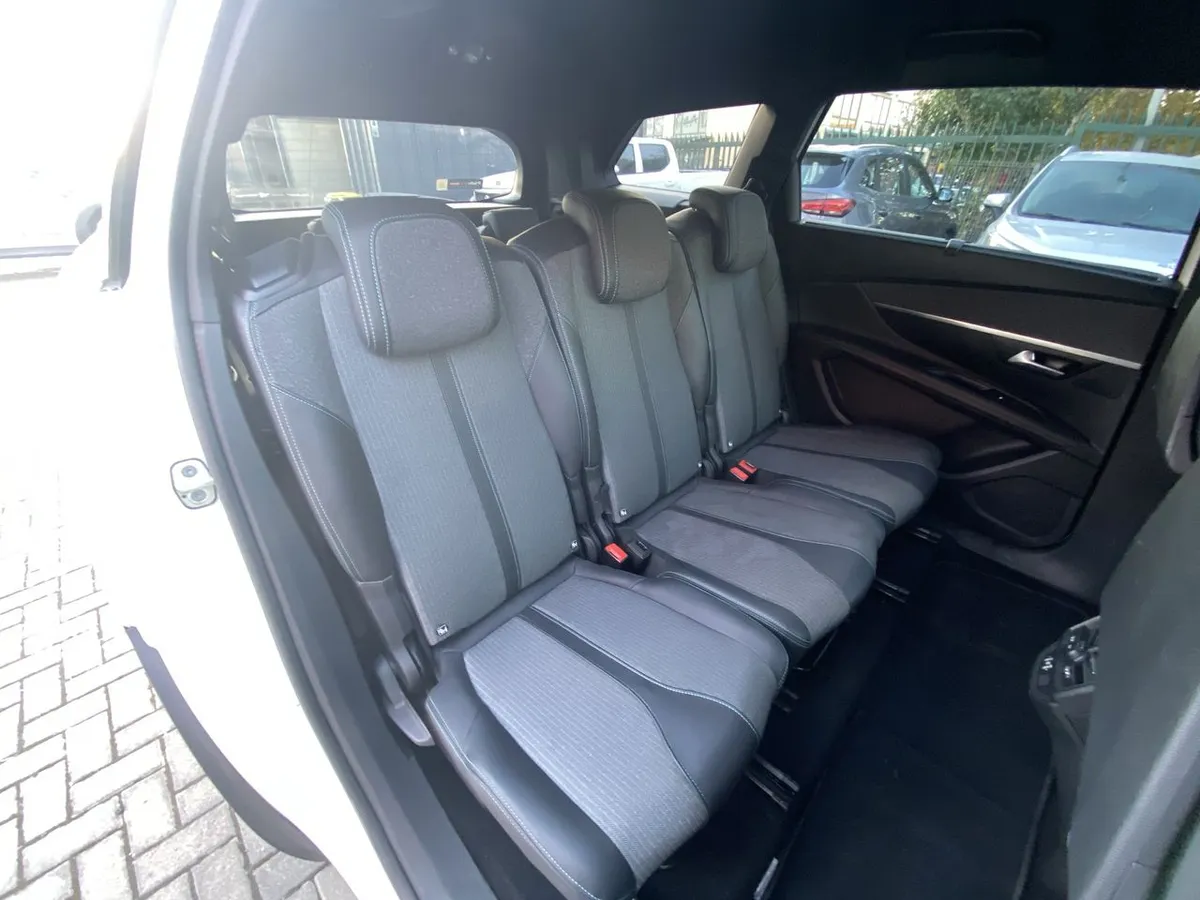Peugeot 5008 1.5 Allure Pack Bluehdi 130 4x2 Eat8 5p año 2024