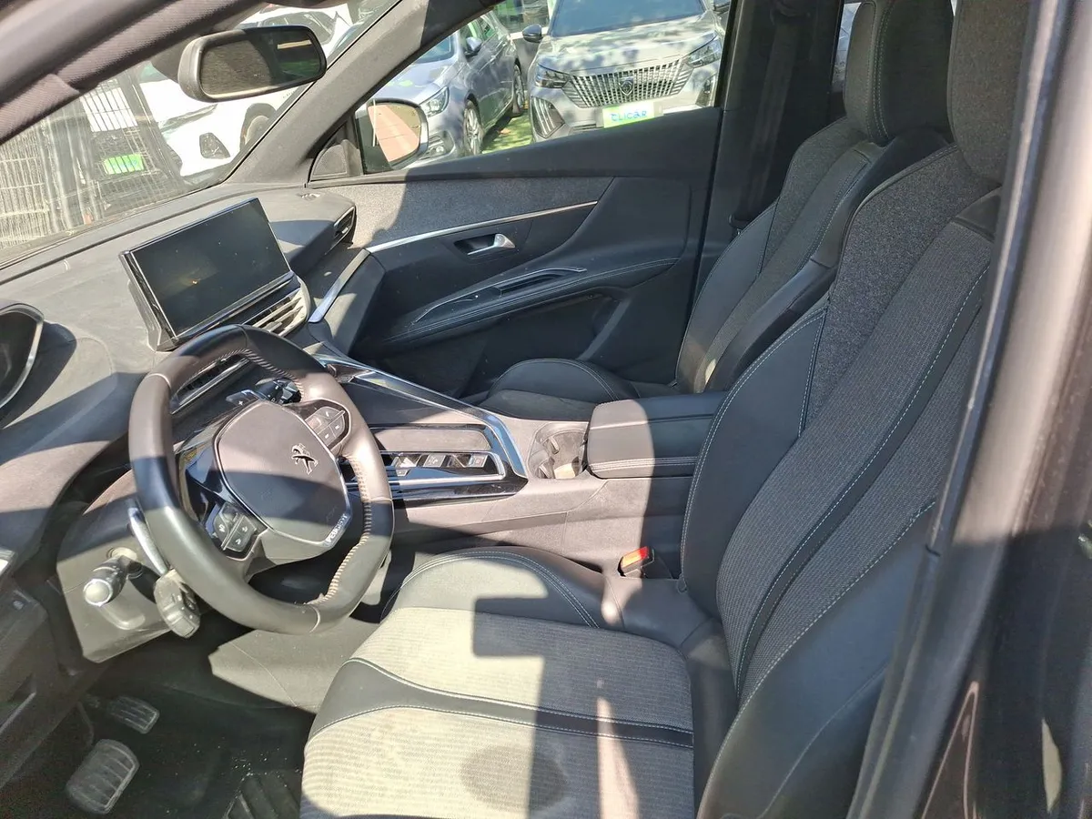 Peugeot 5008 1.5 Allure Pack Bluehdi 130 4x2 Eat8 5p año 2024