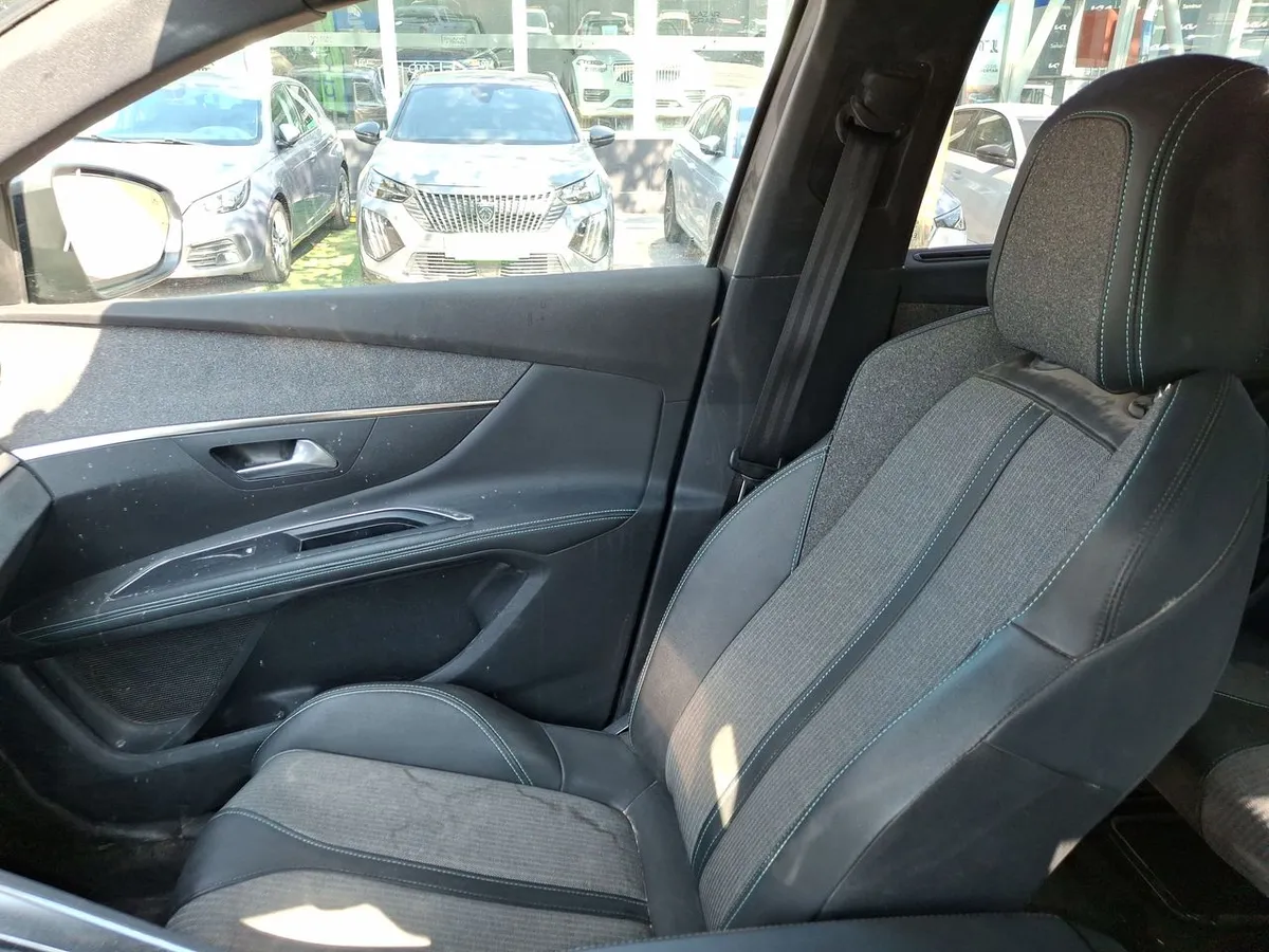 Peugeot 5008 1.5 Allure Pack Bluehdi 130 4x2 Eat8 5p año 2024