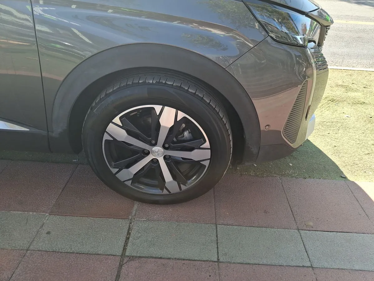 Peugeot 5008 1.5 Allure Pack Bluehdi 130 4x2 Eat8 5p año 2024