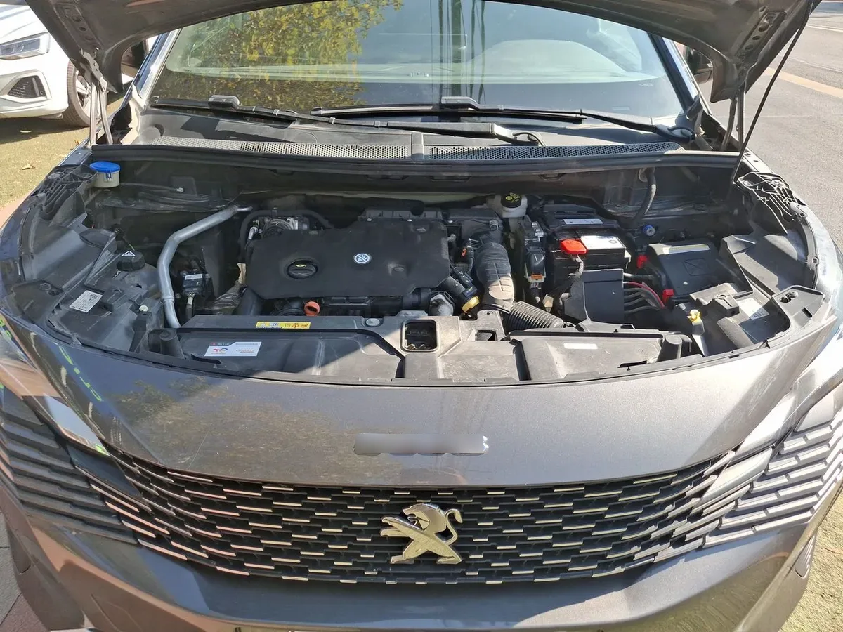 Peugeot 5008 1.5 Allure Pack Bluehdi 130 4x2 Eat8 5p año 2024