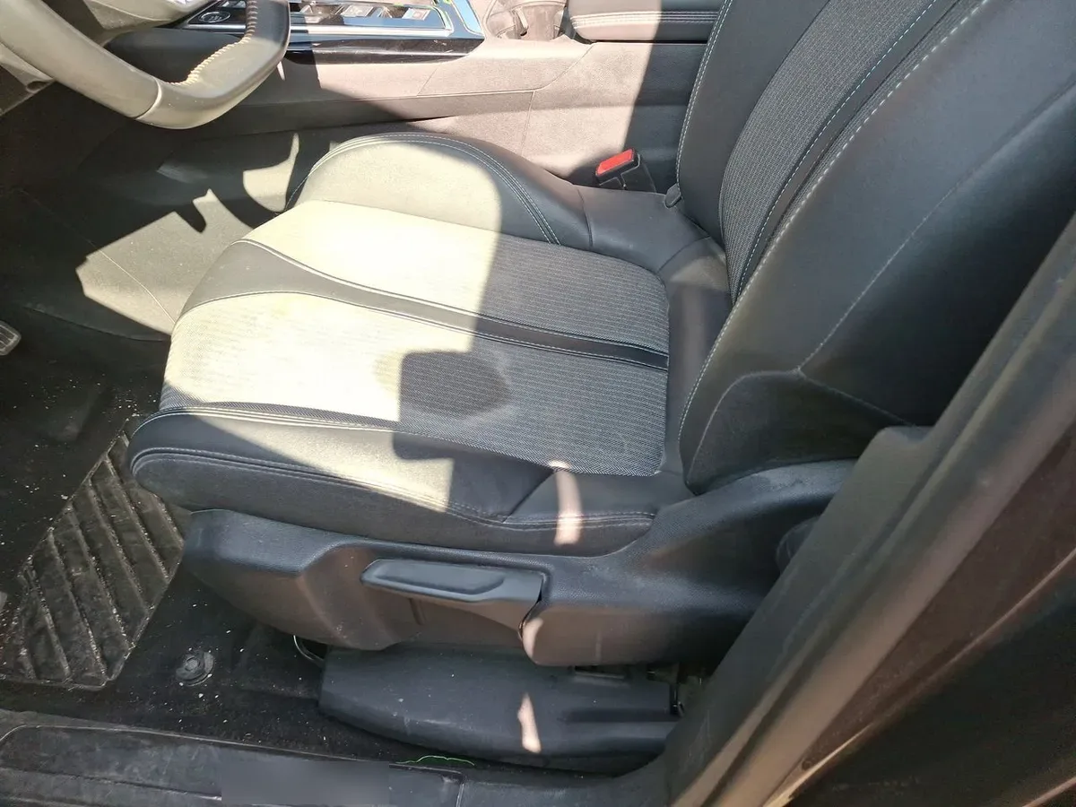 Peugeot 5008 1.5 Allure Pack Bluehdi 130 4x2 Eat8 5p año 2024