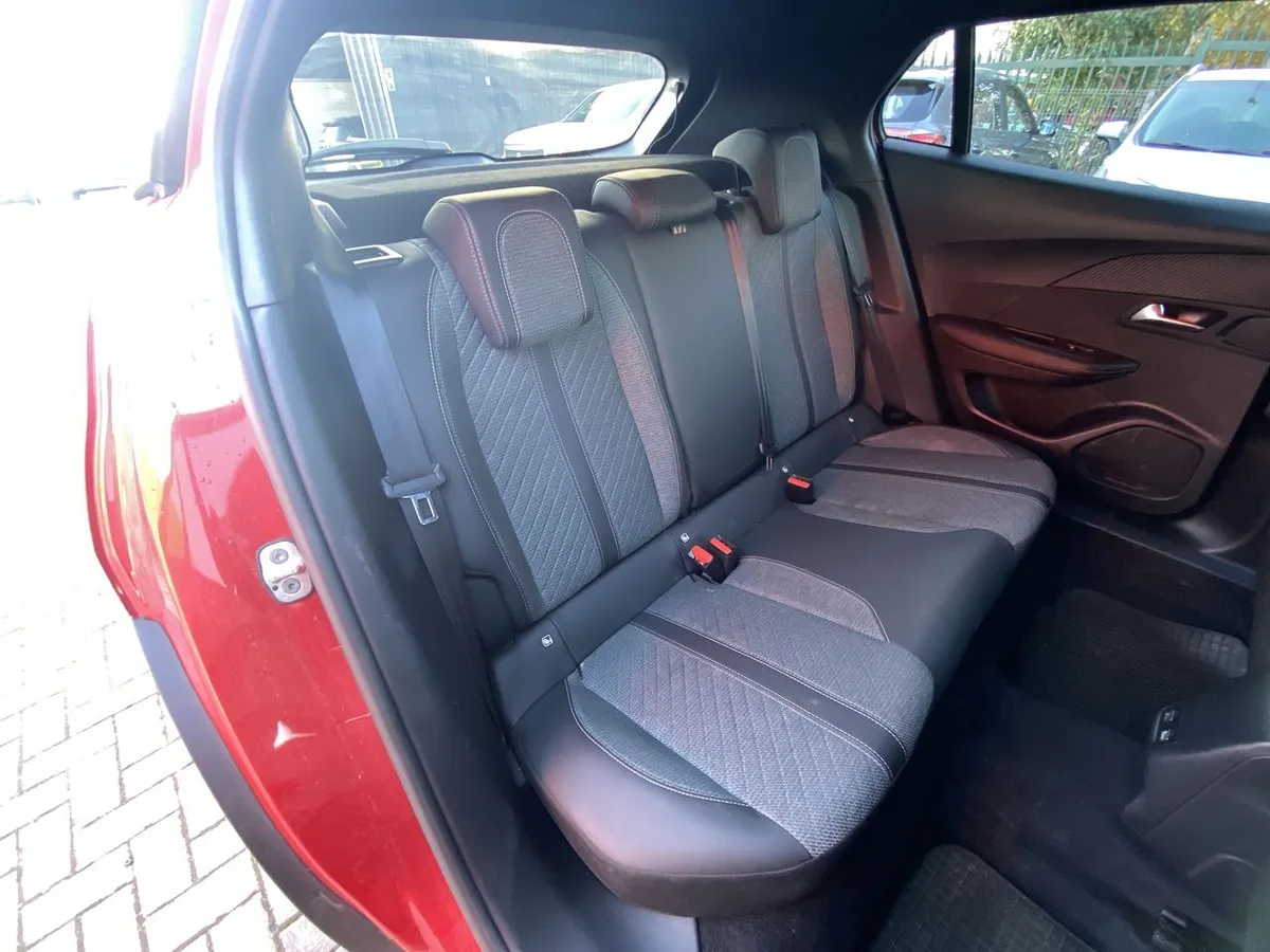 Peugeot 2008 1.5 Allure Pack Bluehdi 130hp Diesel 4x2 Eat8 5p año 2024
