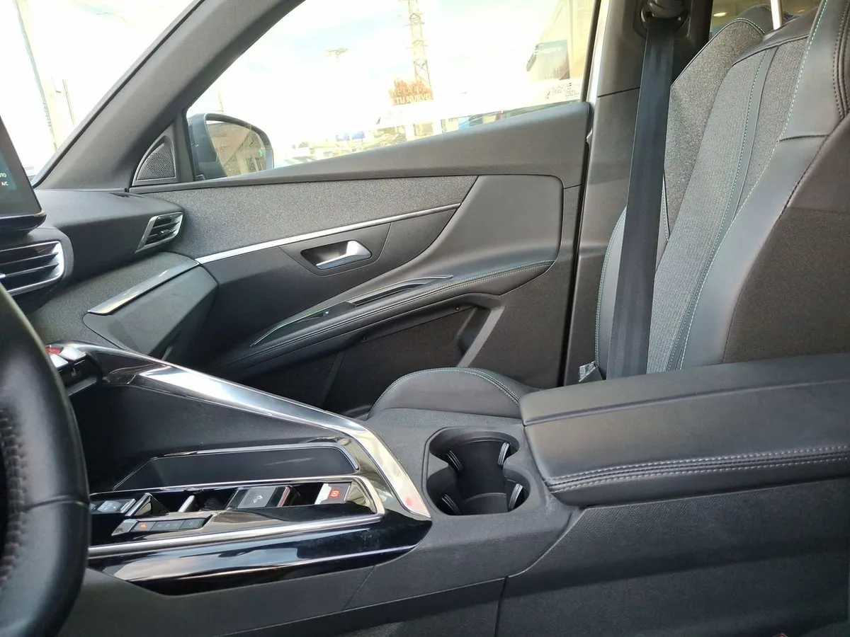 Peugeot 5008 1.5 Allure Pack Bluehdi 130 4x2 Eat8 5p año 2024