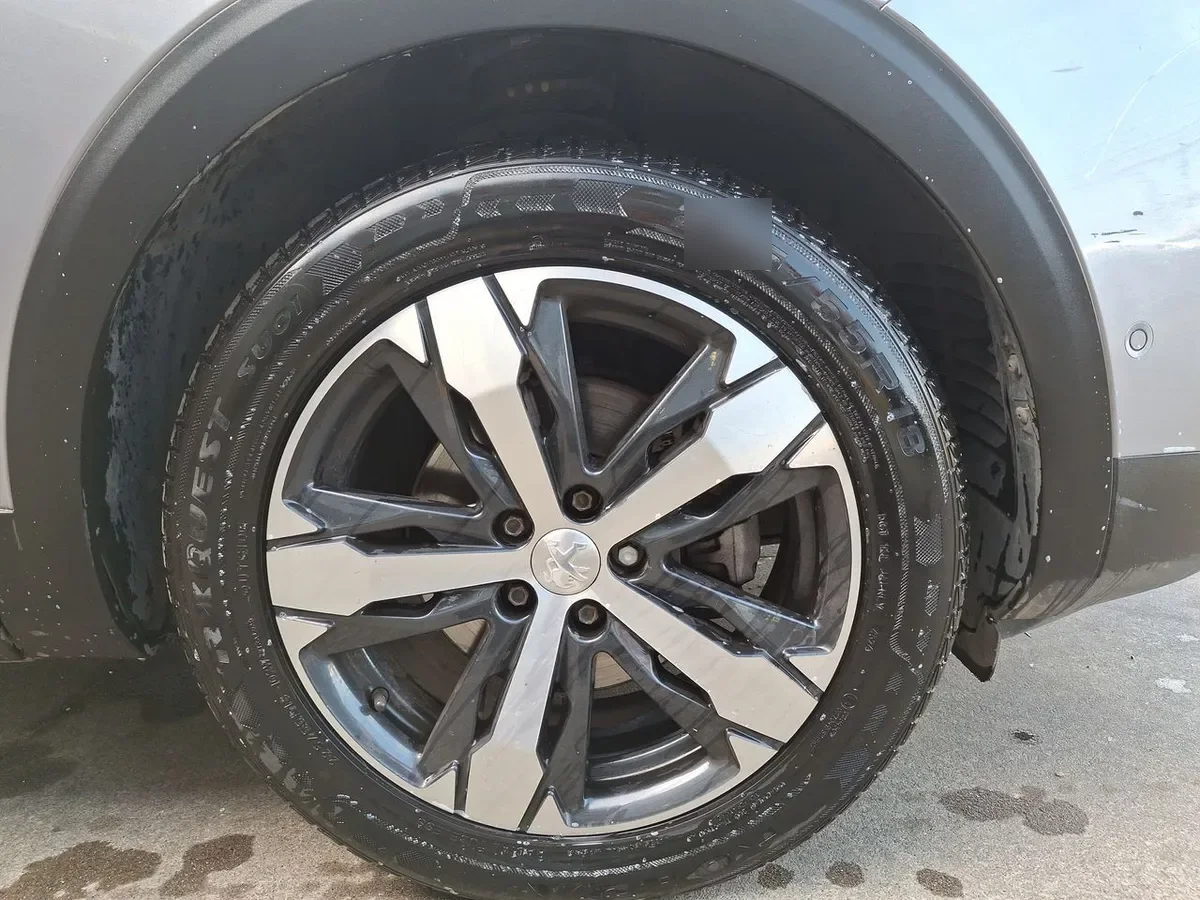 Peugeot 5008 1.5 Allure Pack Bluehdi 130 4x2 Eat8 5p año 2024