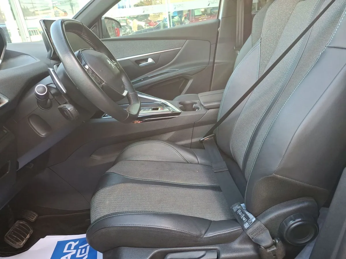 Peugeot 5008 1.5 Allure Pack Bluehdi 130 4x2 Eat8 5p año 2024