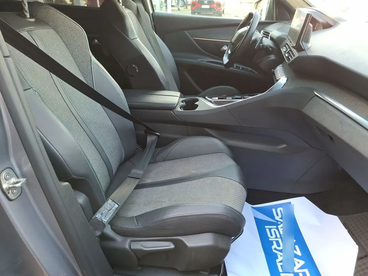 Peugeot 5008 1.5 Allure Pack Bluehdi 130 4x2 Eat8 5p año 2024