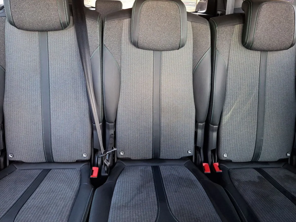 Peugeot 5008 1.5 Allure Pack Bluehdi 130 4x2 Eat8 5p año 2024